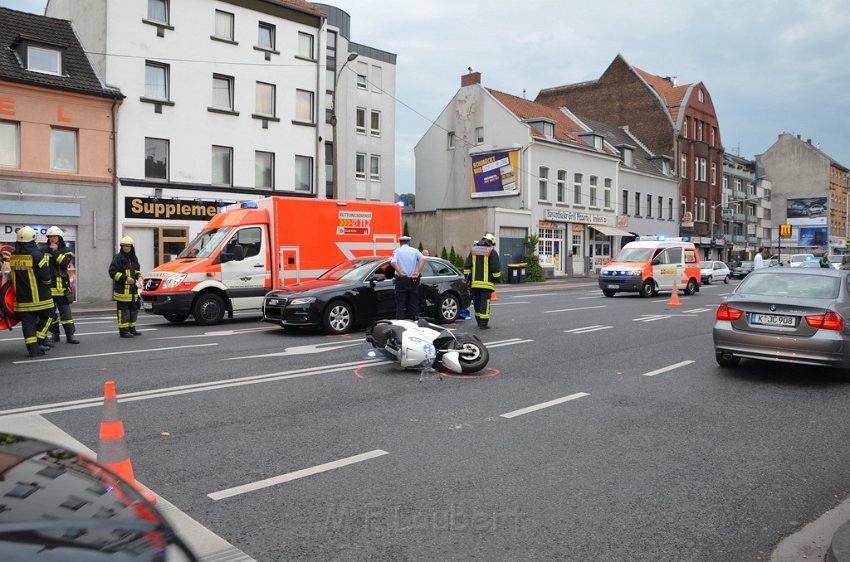 VU Roller PKW Koeln Bayenthal Bonnerstr P04.JPG